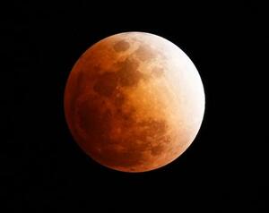 宮崎県日南市で見られた皆既月食=3日午後8時10分(2秒露光、赤道儀使用)