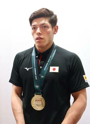 柔道の世界選手権から帰国し、取材に応じる村尾三四郎=22日、羽田空港
