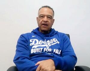 オンラインで記者会見するドジャースのロバーツ監督=5日(共同)
