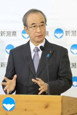鳥インフルエンザ対策について語る花角英世知事=11月8日、県庁