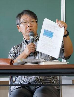 　中２いじめ自殺問題を巡り、開かれた集会で話す元校長の金子圭一氏＝２４日午後、北海道旭川市