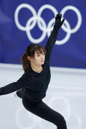 　公式練習で調整する坂本花織＝ミラノ（共同）