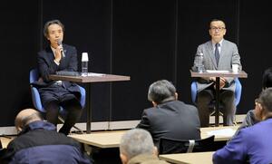 高市政権での拉致問題の展望について対談した蓮池薫さん（左）と礒﨑敦仁さん＝１０日、新潟市中央区