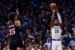 17得点、6リバウンドだったレーカーズの八村塁(右)=7日(AP=共同)