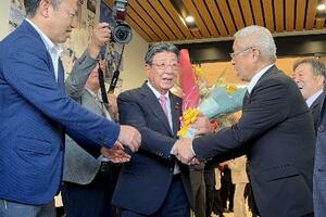 退任式に集まった人たちと握手する宮城県南三陸町の佐藤仁町長(中央)=5日午後、南三陸町