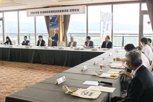 佐渡新航空路開設促進協議会の定期総会で、あいさつする新会長の親松東一さん=佐渡市八幡