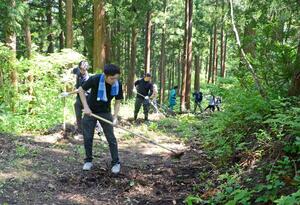 遊歩道の整備に汗を流す参加者=7日、十日町市飛渡地区の三ツ山集落