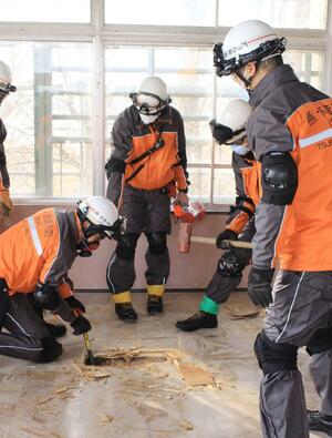 大地震の救助現場を想定し、訓練に取り組む隊員たち=燕市燕