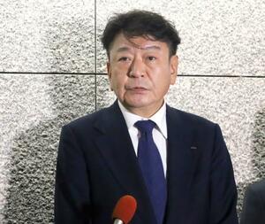 新潟県議会に参考人として出席後、記者団の取材に応じる東電の小早川智明社長=16日午後、新潟市