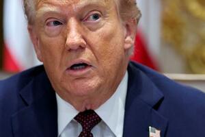 ワシントンのホワイトハウスで閣議に出席するトランプ米大統領=26日(ロイター=共同)