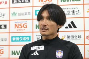 「サッカーが楽しい、うまくなりたいという気持ちを駆り立てるのが指導方法の原点」と語るアルビレックス新潟U-18の田中達也監督=聖籠町