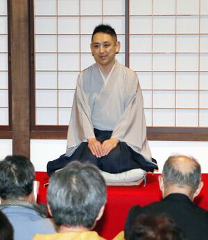 鈴木牧之をテーマにした落語を披露する三遊亭王楽さん=南魚沼市塩沢