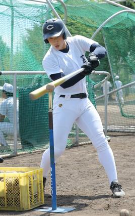 ティー打撃する主将の窪田優智＝７月２８日、長岡市