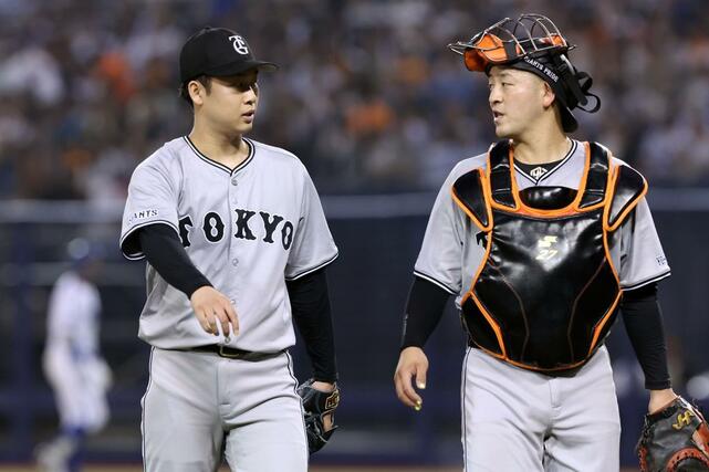 ＤｅＮＡ－巨人　５回を投げ終え、巨人の捕手岸田行倫（右）と言葉を交わす先発の山﨑伊織＝エコスタ