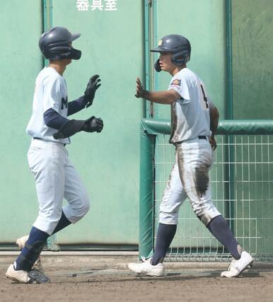新潟明訓－東京学館　３回新潟明訓１死三塁、播本佑仁の適時打で生還した髙橋隆太（右）が仲間とハイタッチ。１－０＝９月６日、新発田市五十公野公園野球場
