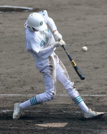 高校野球３回戦　長岡大手－新潟工　五回表長岡大手一死一、三塁、先制適時打を放つ長岡大手の今井秀輔＝１９日、柏崎市佐藤池球場