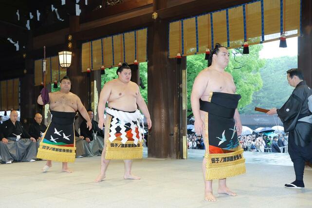 奉納土俵入りを終え、退場する横綱大の里。太刀持ち高安（左）、露払い竜電（右）＝３０日、東京都渋谷区の明治神宮（代表撮影）