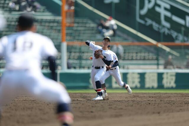 高知農－日本文理　試合前、シートノックを受ける日本文理の選手＝２１日、阪神甲子園球場