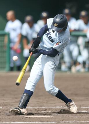 新潟明訓－東京学館　３回新潟明訓１死三塁、播本佑仁が適時打を放ち先制。１－０＝９月６日、新発田市五十公野公園野球場