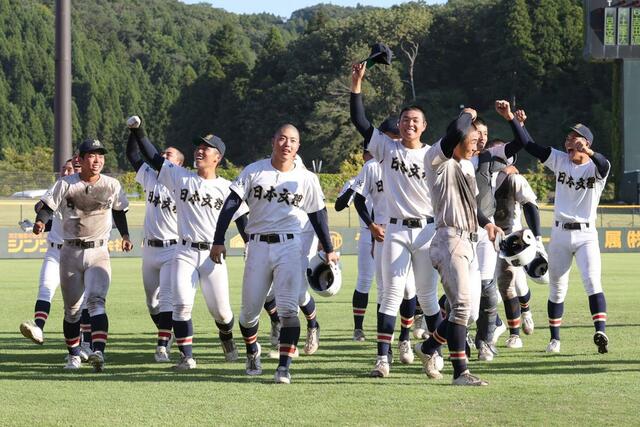 ９－８のサヨナラで中越を破り、優勝を決め喜びを爆発させる日本文理の選手たち＝９月２４日、三条市月岡４の三条パール金属スタジアム