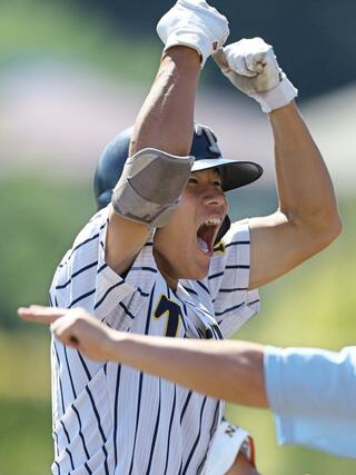開志学園－帝京長岡　６回帝京長岡１死二塁、富田惇紀が適時三塁打を放ち２－１。三塁上で雄たけびを上げる＝９月２４日、三条市月岡４の三条パール金属スタジアム