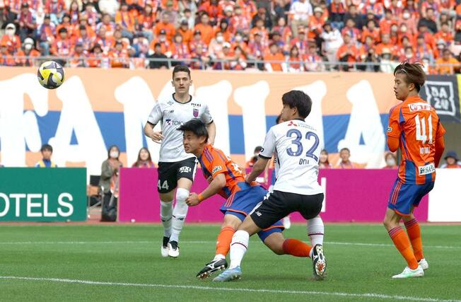 新潟-FC東京 後半、笠井佳祐(46・中央)が頭で合わせるがゴールならず=ビッグスワン