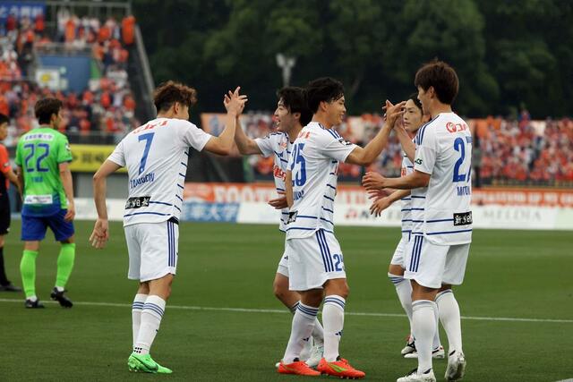 湘南ー新潟　前半３０分、先制点を喜ぶ選手たち＝レモンＳ