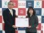 絵本制作に向け協定を結んだ村上市の高橋邦芳市長と新潟デザイン専門学校の畑野裕美副校長＝村上市役所