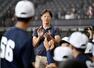 「リーガ・サマーキャンプ」の最終試合前、選手に話しかける主催団体代表の阪長友仁さん=17日午後、北海道北広島市のエスコンフィールド北海道