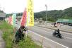 奥宮に続く参道に奉納のぼり旗を掲げる関係者＝津南町芦ケ崎