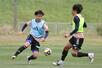 アウェー岡山戦に向けて練習に励むMF笠井佳祐=聖籠町