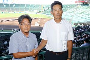握手を交わす新潟産大付の吉野公浩監督(右)と花咲徳栄の岩井隆監督=甲子園球場