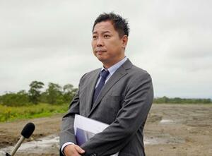 記者団の取材に応じる「日本エコロジー」の松井政憲社長=9日午前、北海道釧路市
