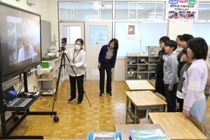 鯨波小の児童が考え出した郷土料理を発表したオンライン授業=柏崎市鯨波