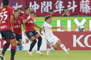 前半、ゴールを狙うMF高木善朗(33)=カシマスタジアム