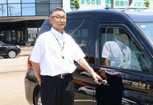 特殊詐欺の受け子逮捕に貢献した中越交通のタクシー運転手の佐野信行さん=見附市昭和町2
