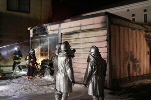 車と車庫を焼いた現場＝１６日、佐渡市