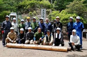 「御巣鷹の尾根」の登山道整備で写真に納まる群馬県警の青木修地域部長(前列左から4人目)と黒沢完一さん(同5人目)ら=6月、群馬県上野村