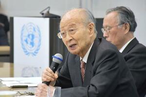　国連大学で開かれたシンポジウムで発言する明石康・元国連事務次長＝１５日午後、東京都渋谷区
