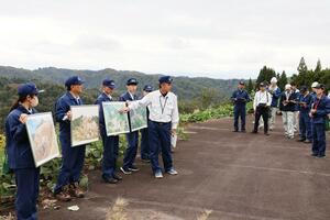 中越地震で被災した地域を訪れ復旧対策を学んだ見学会=20日、長岡市山古志南平