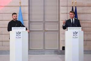 有志国の首脳会合後に記者会見するフランスのマクロン大統領(右)とウクライナのゼレンスキー大統領=4日、パリ(ロイター=共同)