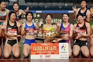 女子七種競技を終え、写真に納まる田中友梨(前列中央)ら=ヒマラヤスタジアム岐阜