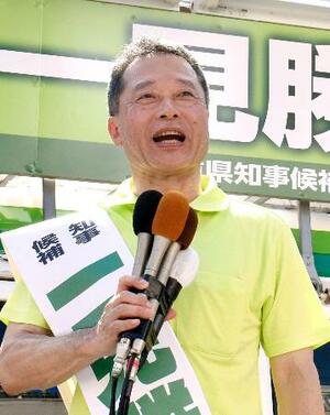 三重県知事選が告示され、第一声に臨む一見勝之氏=21日午前、JR津駅前