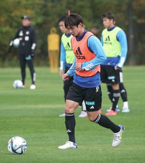 3試合ぶりの出場を目指して練習するFW長倉幹樹=聖籠町