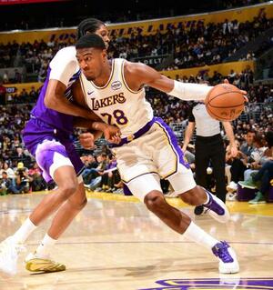 ジャズ戦で攻め込むレーカーズの八村(右)=ロサンゼルス(NBAE・ゲッティ=共同)