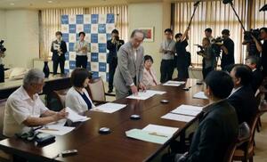 広島市役所で開かれた平和宣言の内容を検討する懇談会の冒頭で、あいさつする松井一実市長=4日午後
