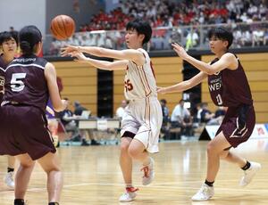 女子1回戦 新潟中央-長崎西 第2クオーター、パスをさばく新潟中央の大﨑優杏=福岡県立スポーツ科学情報センター