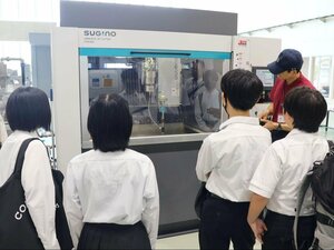 実習用の工業機械を見学する三条第三中の生徒たち=三条市上須頃
