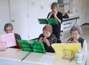 合奏を楽しむ「津南コカリナサークル」のメンバー=津南町下船渡