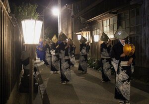 ほのかな明かりの中、相川音頭が披露された「夜の御前踊り」=佐渡市相川地区